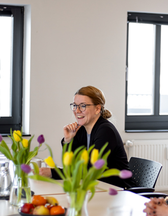 Zwei Personen sitzen in einer Besprechung zur Suchmaschinenoptimierung ihrer Website